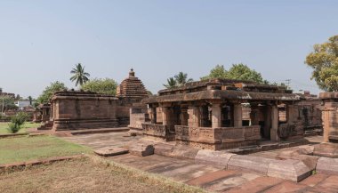 Aihole, 412. yüzyılın en büyük taş ve mağara tapınağı. Hindistan.