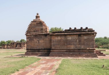 Aihole, 412. yüzyılın en büyük taş ve mağara tapınağı. Hindistan.