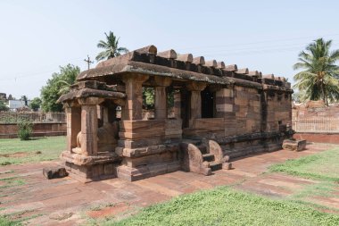 Aihole, 412. yüzyılın en büyük taş ve mağara tapınağı. Hindistan.