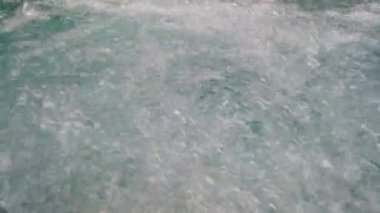 Yaklaş, jakuziden gelen hava kabarcıkları yüzme havuzundaki spa jeti.
