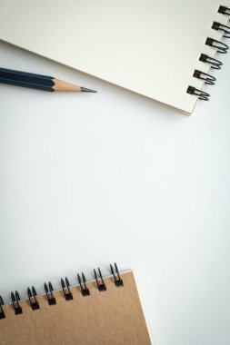 Beyaz zemin üzerinde siyah kalem olan boş spiral bir defter aç. Metnin için Boş Boşluk.