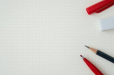 Üst Görünüm, Kırmızı Keçeli Kalem, Kalem ve Silgiye Yakın plan Grafik Kağıt Arkaplanı, Metin için Boşluğu Kopyala, Düz Yatay Konsept.