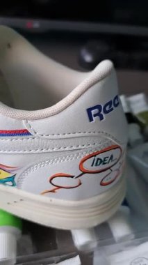 Akrilik boya sanatçısıyla boyanmış beyaz spor ayakkabılar Reebok