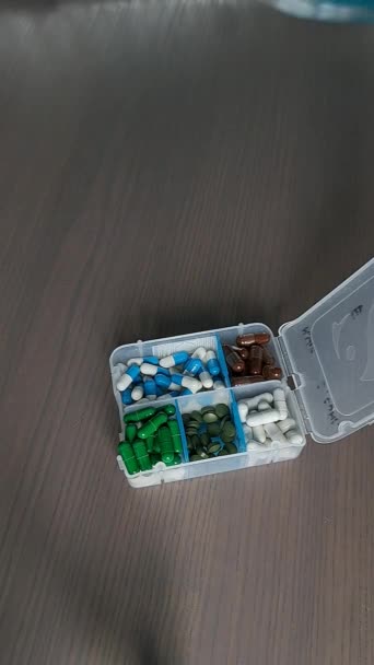 Pill Organizer Για Ταμπλέτες Βιταμινών — Αρχείο Βίντεο