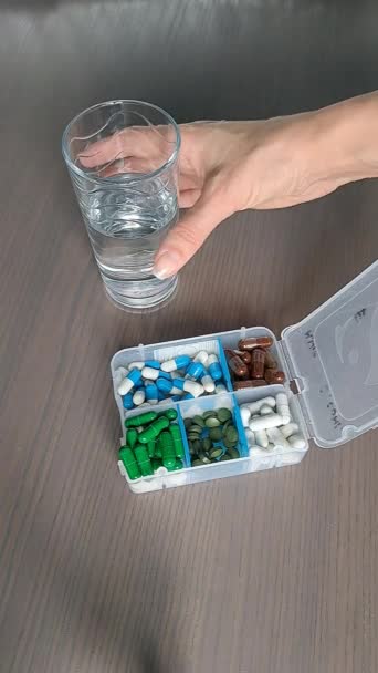 Piller Arrangör För Vitamin Tabletter — Stockvideo