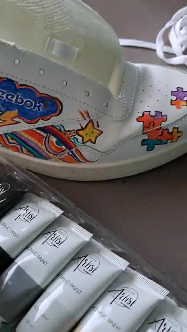 Tênis Brancos Reebok Pintado Com Tintas Acrílicas Artista — Vídeo de Stock
