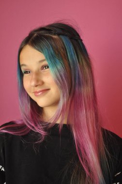 Yatay Mavi, Mor ve Pembe Çizgili Uzun Saçlı Kız