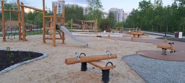 Ahşap yapılar ve kum oyun alanının yer aldığı doğal malzemelerden inşa edilmiş bir çocuk parkı. Çevre dostu, güvenli ve yaratıcı açık hava oyunlarını teşvik etmek için tasarlanmış. Doğa temelli eğitim ve sürdürülebilirlik için ideal