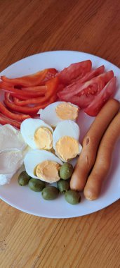 Tahta Masa Üst Görünümü 'nde sosis, yumurta ve sebzeler.