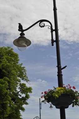 Bahçedeki Kuş figürlü ve Asılı Çiçekli Dekoratif Fener. 