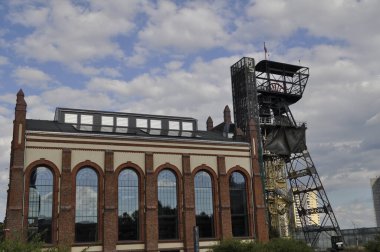 Katowice, Polonya Yaz 2025: Eski Katowice kömür madeni sahasında yer alan Silezya Müzesinin tarihi maden yapıları ve modern mimarisi.