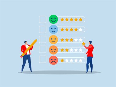 İş adamı elinde yıldız tutuyor ve en iyi notu vermek için kontrol ediyor. 5 yıldız değerlendirmesi yüksek kalite ve iyi geri bildirim veya kredi notu, değerlendirme kademe konsepti çizer.