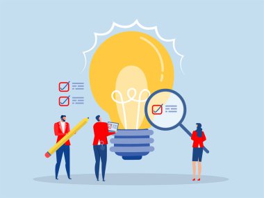 İş adamları iş ampulü kavramını analiz eder, başarı olasılığını görmek, iş fikrinin kârını değerlendirmek, vektör illüstrasyonunu değerlendirmek için pazar araştırmalarıyla fikri onaylarlar.