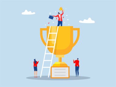 İnsanlar neşeli liderlik başarısı, işadamı kazananı zafer bayrağını göndere çekiyor. Zafer ya da ödül kazananı, başarı