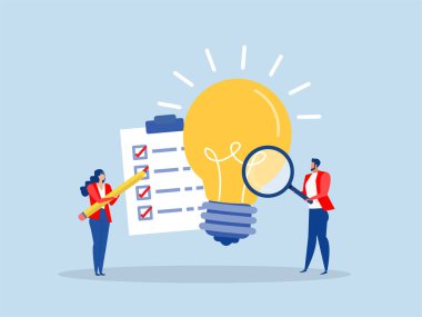 İş adamı, gerçek dünyada başarı olasılığını görebilmek için piyasa araştırmalarıyla iş yapılabilirlik fizibilite çalışmalarını büyüteç kontrolüyle parlayan ampul fikrini analiz eder ve onaylar.