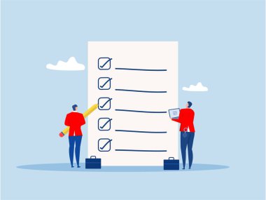 strateji veya sorumluluk ve başarı konsepti için yapılacaklar listesi, tüm görev denetim listelerini tamamladıktan sonra elinde kalemle duran işadamı. Plan konseptini gözden geçir