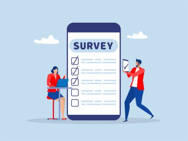 İş adamı internet konsepti düz vektör illüstrasyonunu kullanarak çevrimiçi anket kontrol listesini doldurmak için cep telefonu ya da akıllı telefon kullanıyor..