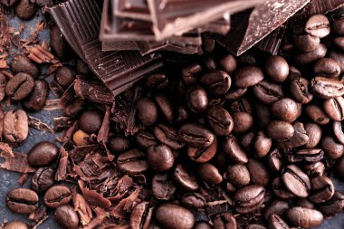 Koyu çikolata ve çikolata pul ahşap bir masa üzerinde kırık