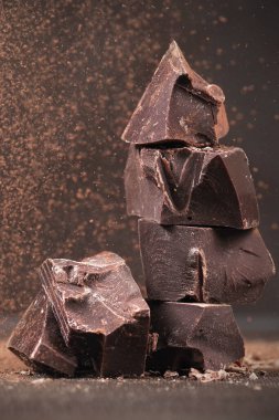 Koyu çikolata ve çikolata pul ahşap bir masa üzerinde kırık