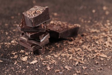 Koyu çikolata ve çikolata pul ahşap bir masa üzerinde kırık