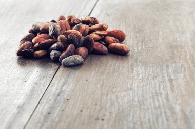  kahve çekirdekleri ahşap bir masada