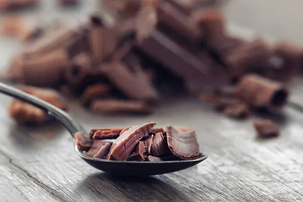 Broken Dark Chocolate Cocoa Beans Table Fotos de stock