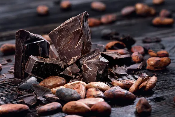 Broken Dark Chocolate Cocoa Beans Table Imagen de stock