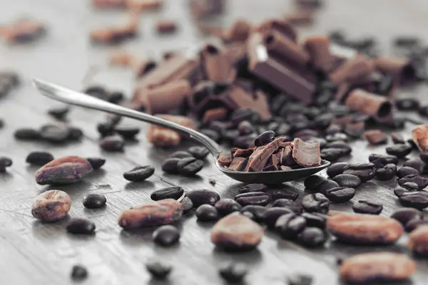 Broken Dark Chocolate Cocoa Beans Table Imagen de archivo