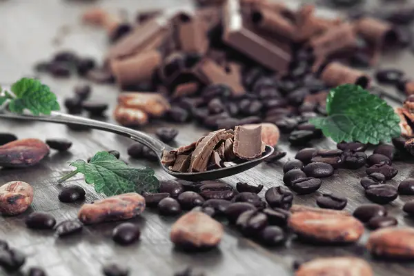 Broken Dark Chocolate Cocoa Beans Table Imagen de stock