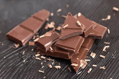Ahşap bir masa üzerinde kırık Bitter çikolata