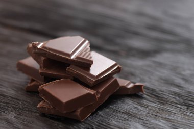 Ahşap bir masa üzerinde kırık Bitter çikolata