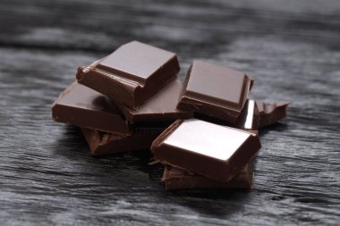 Ahşap bir masa üzerinde kırık Bitter çikolata