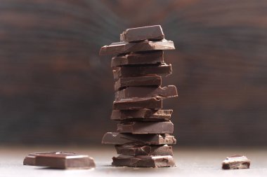  Siyah taştan bir arka planda siyah çikolata parçaları. Yakın plan..