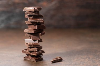  Siyah taştan bir arka planda siyah çikolata parçaları. Yakın plan..