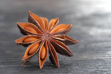 Yıldız anason yemek arkaplanını kapatın. Masa karanlığında anasonlu yiyecekler