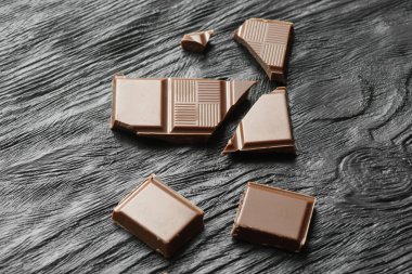 Ahşap bir masa üzerinde kırık Bitter çikolata