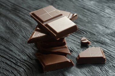 Ahşap bir masa üzerinde kırık Bitter çikolata