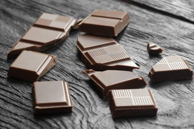 Ahşap bir masa üzerinde kırık Bitter çikolata