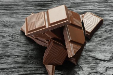 Ahşap bir masa üzerinde kırık Bitter çikolata