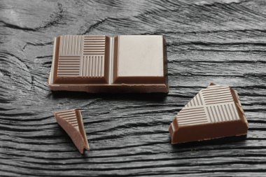 Ahşap bir masa üzerinde kırık Bitter çikolata