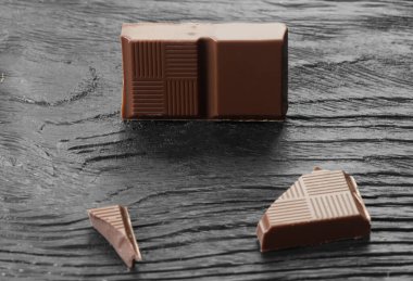 Ahşap bir masa üzerinde kırık Bitter çikolata