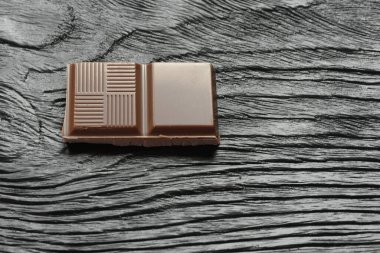 Ahşap bir masa üzerinde kırık Bitter çikolata