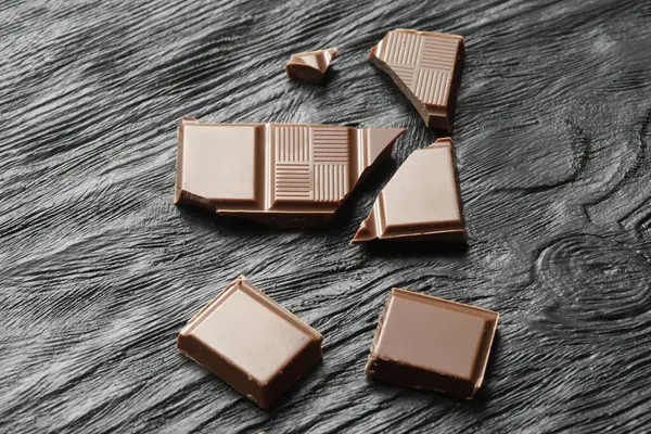 Ahşap bir masa üzerinde kırık Bitter çikolata
