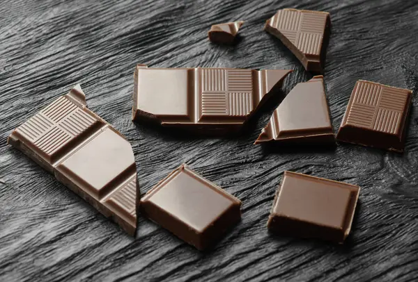 Ahşap bir masa üzerinde kırık Bitter çikolata