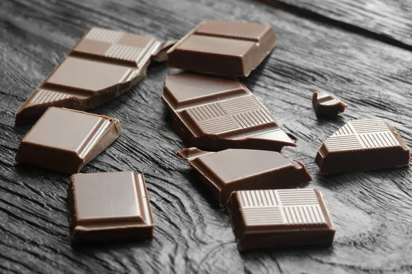 Ahşap bir masa üzerinde kırık Bitter çikolata