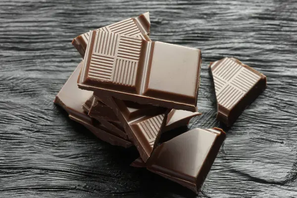 Ahşap bir masa üzerinde kırık Bitter çikolata