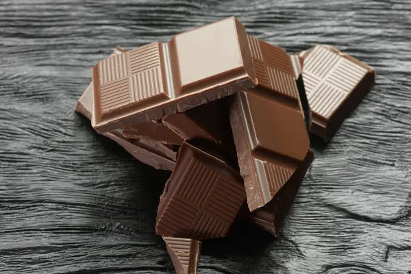 Ahşap bir masa üzerinde kırık Bitter çikolata