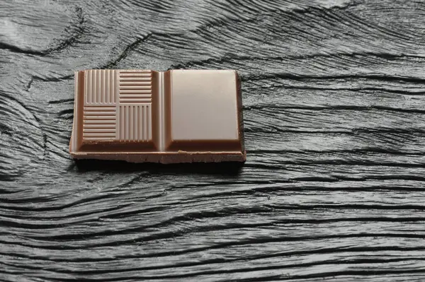 Ahşap bir masa üzerinde kırık Bitter çikolata