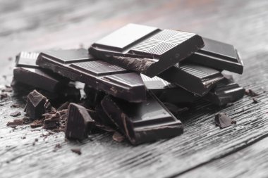 Ahşap bir masa üzerinde kırık Bitter çikolata