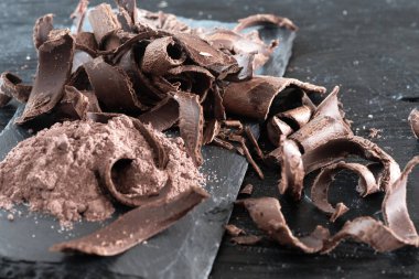 Siyah ahşap arka planda siyah çikolata parçaları. Yakın plan.